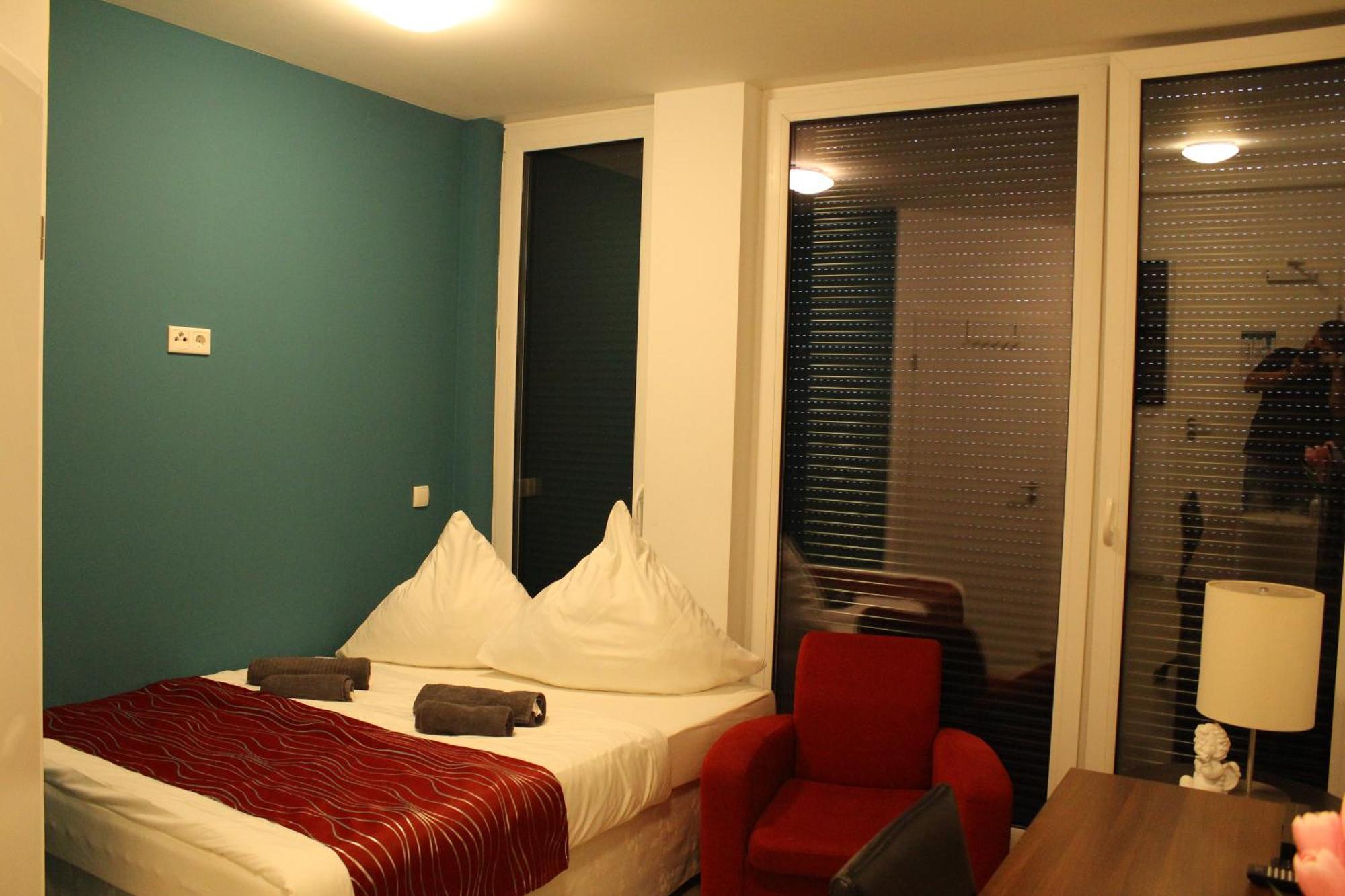 Momomotel - Self Check-In Hotel Am Stadion Colonia Esterno foto